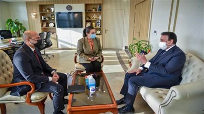 د. خالد عبدالغفار والمدير الإقليمي لـ «استرازينيكا» يناقشان التعاون في مجال نقل تكنولوجيا تصنيع اللقاحات والأمصال (صور)