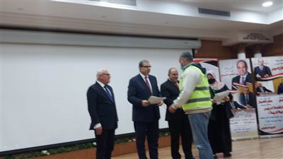 وزير القوي العاملة ومحافظ بورسعيد يوزعان١٠٠عقد عمل و٣٣٠٦وثيقة تأمين علي الحياة للعمالة الغير منتظمة ببورسعيد