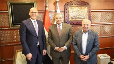 سعفان يشهد مراسم توقيع اتفاقية عمل جماعية تحقيق مزايا في الأرباح والحوافز والأجور لـ 4000 عامل بإحدي الشركات