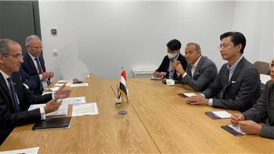 وزير الاتصالات يناقش مع سامسونج التوسع باستثمارات الشركة العالمية في مصر