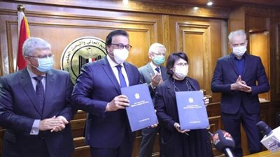 د. خالد عبدالغفار يوقع العقد الاستشاري للرسومات الهندسية لحرم الجامعة الفرنسية الجديد في مصر (صور)