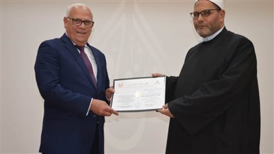 محافظ بورسعيد يكرم المشاركين في تنظيم المسابقة الدولية للقرآن الكريم والابتهال الديني