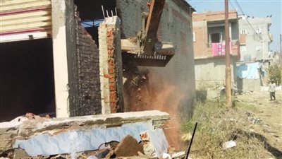 إزالة ١٠حالات تعدي علي أملاك الصرف في منطقة شادر عزام بمساحة٥٤٠ متر