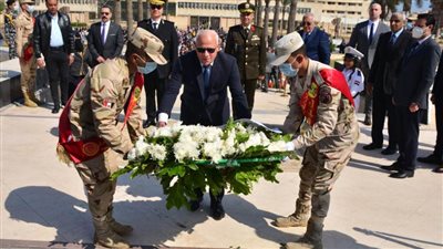 قي إطار الاحتفالات بالذكري ال٥٣ ليوم الشهيد محافظ بورسعيد يضع إكليلا من الزهور علي النصب التذكاري للشهداء بميدان المسلة