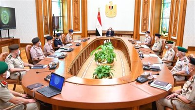 الرئيس يجتمع مع قادة القوات المسلحة ويناقش الأحداث المحلية والأقليمية والدولية