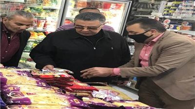 محافظ البحر الأحمر يطمئن المواطنين على توافر مخزون استراتيجي من السلع