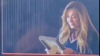 بالصور .. ليلى علوى تطمئن جمهورها بعد إصابتها بقطع بالكف: احتاج 9 غرز