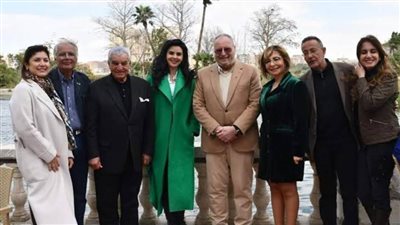 زاهي حواس يهدي كتاب الحياة في الجنة لأحمد فؤاد الثاني