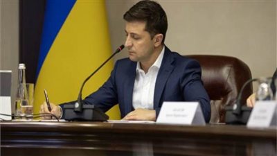 زيلينسكي يوقع قانونا يجرم التعامل مع روسيا