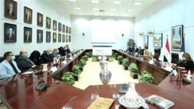 وزير السياحة والآثار يبحث سبل التعاون حول أنشطة سباقات السيارات