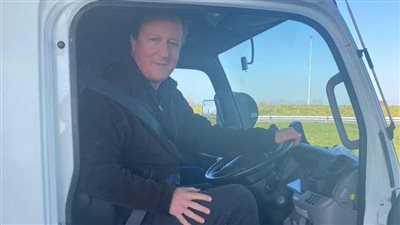 كاميرون يقود شاحنة مساعدات إلى بولندا للاجئين الأوكرانيين