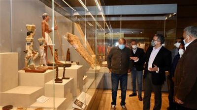 العناني يتفقد قاعة النسيج بالمتحف القومي للحضارة المصرية