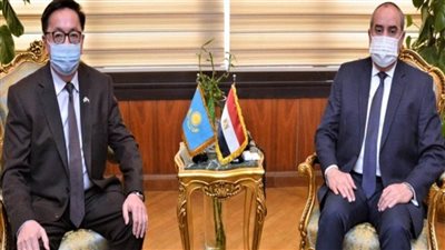 وزير الطيران المدني يستقبل سفير دولة كازاخستان بالقاهرة (صور)