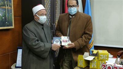 وكيل وزارة الأوقاف بالغربية يهدى تعليم الغربية سلسلة 