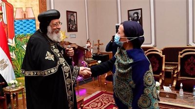 البابا تواضروس يكرم الدكتورة ياسمين فؤاد وزيرة البيئة ويمنحها جائزة الأم المثالية