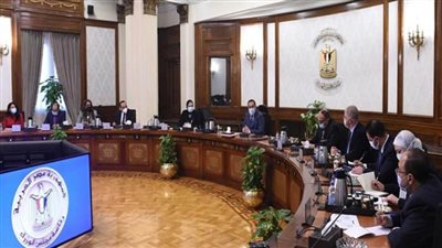 مدبولي يستعرض مع وزيرة التجارة ورئيس اتحاد الصناعات أولويات السلع الأساسية ومستلزمات الإنتاج المستوردة (صور)