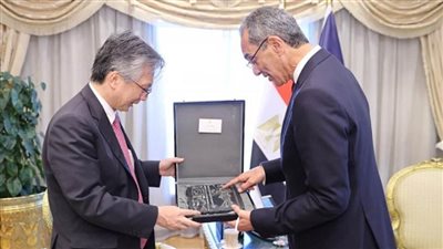 وزير الاتصالات يلتقي سفير اليابان في القاهرة لبحث فرص جذب الاستثمارات (صور)