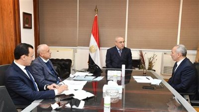 وزير الإسكان يتابع الموقف التنفيذي لمشروع تطوير 