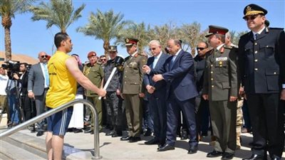 وزير التنمية المحلية يرفع العلم المصري على أرض طابا بمناسبة الاحتفال بالعيد القومي لجنوب سيناء (صور)