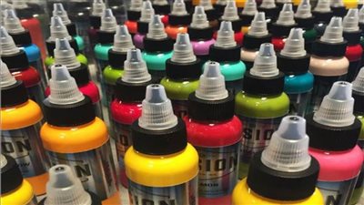 لأسباب صحية.. الاتحاد الأوروبي يمنع استخدام الألوان في تركيبة الوشم « التاتو»