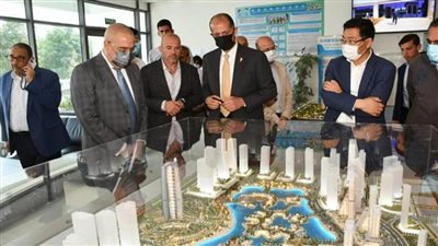 وزير الإسكان يستعرض التصميمات المقترحة واستخدامات الأراضي بمنطقة الداون تاون بمدينة العلمين الجديدة (صور)