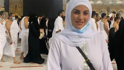 درة أمام الكعبة بملابس الإحرام | صور