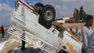 اصابة 7 عمال فى انقلاب سيارة نصف نقل بطريق اليرقان بالساحل الشمالى 