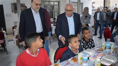 محافظ بورسعيد يشارك أطفال دور الأيتام الإفطار الرمضاني