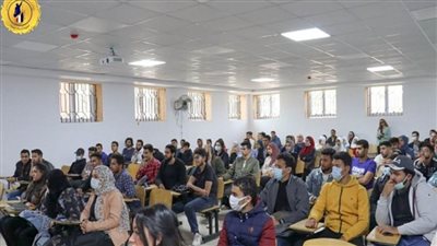 د. خالد عبد الغفار يستعرض تقريرًا عن أنشطة معهد إعداد القادة (صور)