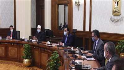 رئيس الوزراء يترأس اجتماع اللجنة الوزارية العليا للحج (صور)