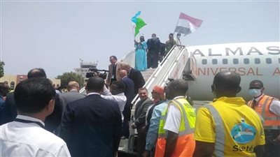 إطلاق قافلة عيون لدولة جيبوتي وتوقيع الكشف على 2000 طالب وتسليم 650 نظارة للمستحقين (صور)