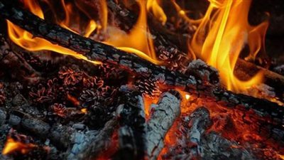 عاطل يشعل النيران في زوجته بمنشأة القناطر بسبب بيع الخضار