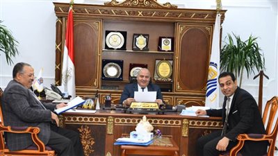 محافظ قنا يترأس اللجنة الدائمة لإختيار المرشحين للوظائف القيادية