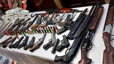 ضبط عاطلين بأسلحة نارية ومواد مخدرة بأسوان  