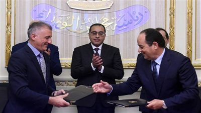 رئيس الوزراء يشهد مراسم التوقيع على اتفاق للتعاون في مجال الغاز الطبيعي (صور)