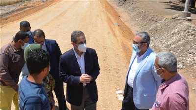 محافظ الغربية يتفقد مشروعات الرصف بقطور وبسيون 
