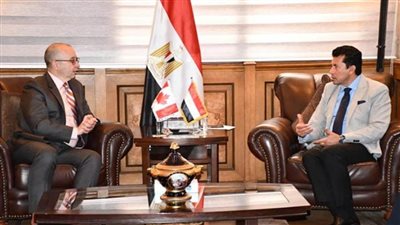 وزير الشباب يبحث التعاون الثنائي مع سفير كندا (صور)