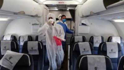 قنصل مصر فى بنغازى يستقبل أول رحلة لشركة مصر للطيران إلى مطار بنغازى