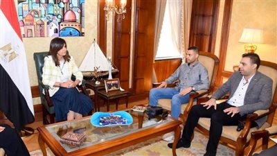 وزيرة الهجرة تستقبل عددًا من الشباب المصريين المشاركين في مساعدة الجالية المصرية بأوكرانيا (صور)
