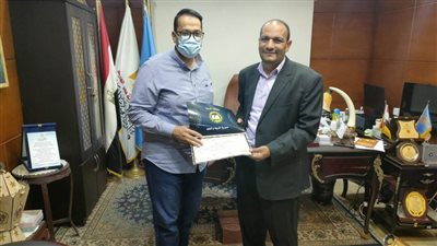 وكيل تعليم الغربية يكرم مدير ووكيل مدرسة زفتى الصناعية بنات لجهودهما المتميزة 