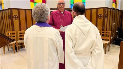 مسئول بالحكومة البريطانية يزور الكنيسة الأسقفية ويتفقد خدماتها المختلفة