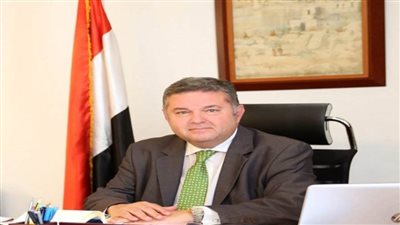 وزير قطاع الأعمال العام يتابع مع 