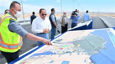 الرئيس السيسي يستمع لشرح عن أعمال تطوير طريق القاهرة/ السويس | فيديو 