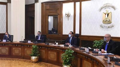 رئيس الوزراء يستعرض عددا من المشروعات السياحية مع مجموعة استثمارية (صور)