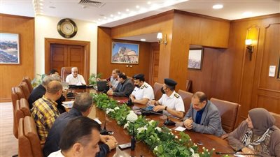 محافظ بورسعيد يتابع مستجدات العمل في مشروعات تطوير الطرق والمحاور 