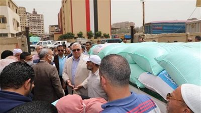وزير الزراعة ومحافظ القليوبية يتفقدان مطحن بنها لمتابعة توريد محصول القمح من المزارعين (صور)