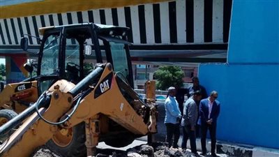 محافظ قنا يكلف السكرتير المساعد متابعة  أعمال إصلاح الكسر المفاجئ بخط طرد صرف صحى المعنا 