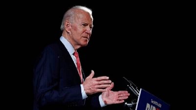 بايدن يسخر من تراجع شعبيته ويتهم ترامب بأنه سبب الأزمات