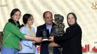 الرئيس السيسي يكرم أسر شهداء الجيش والشرطة والأطقم الطبية