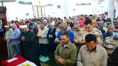 محافظ بورسعيد يتقدم صفوف المشيعين لجنازة الشهيد البطل المجند أسامة عيد عبد الرحمن